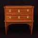 Louis XVI-kommode i pæretræ. Altona ca. år 1780-1800. H: 79,5cm. Plade: 51x84cm