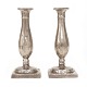 Tulipanstager tin. Et par empire tulipanstager i tin. Ca. år 1840. Fod med 
indgravering. Pæn stand med aldersrelaterede brugsspor. H: 20cm