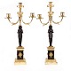 Et par store lueforgyldte empire bronzekandelabre, delvist sortpatinerede, til 
tre lys. Frankrig ca. år 1820. H: 51cm
