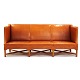 Kaare Klint sofa 4118 i patineret naturskind med ottebenet krydsstel udført i 
mahogni. God stand uden skader. L: 199cm. H: 82cm. D: 80cm