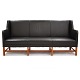 Kaare Klint trepersoners sofa betrukket med sort læder 5011. Fremstillet af Rud. 
Rasmussen. Fremstår i god stand med flot læder og stel med mindre brugsmærker. 
H: 92cm. L: 194cm. D: 65cm