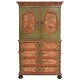 Barocker "Barsmark"-Schrank (Nach dem Dorf Barsmark bei Apenrade). Dekoriert mit 
Eigentümer Initialen und der Jahreszahl 1772. H: 200cm. B: 116cm. T: 55cm