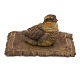 Wienerbronze blækhus i form af fugl på tæppe fra Frantz Bergmanns værksted. Stemplet "Geschützt Österreich Deutschland F. Bergm". H: 7cm. Tæppe: 14x11cm