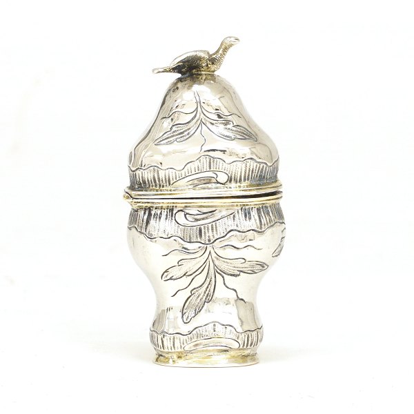 Hovedvandsæg, sølv med forgyldninger. Smykket med forgyldt fugl. København ca. 
år 1775. H: 7,2cm. V: 28g