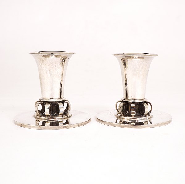 Oscar Gundlach-Pedersen for Georg Jensen: Et par hammerslåede stager. #539. 
Sterlingsølv. H: 7,5cm. V: 354gr
