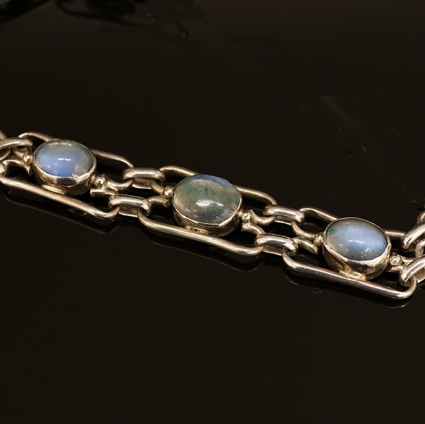 Leddelt armbånd i sølv prydet med månesten. Sikkerhedslås. Stemplet A.H.W. L: 
19cm