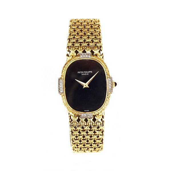 Patek Philippe Golden Ellipse med onyx skive. Lænke og kasse i 18kt guld rigt 
besat med diamanter. Ref. 4307. Skive: 2,5x2,1cm. Lænke L: 18,5cm