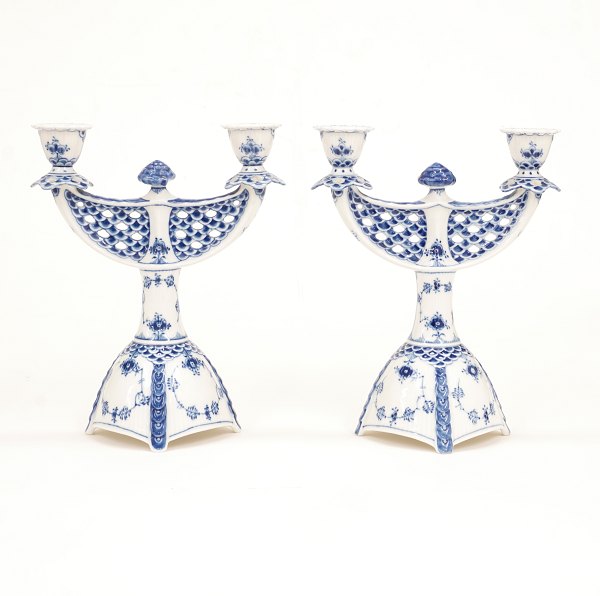 Royal Copenhagen par musselmalede helblonde toarmede lysestager 1169. H: 25,5cm. 
B: 21cm