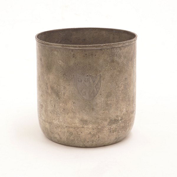 Champagnekøler udført i tin. Front prydet med alliancevåben. H: 19cm
