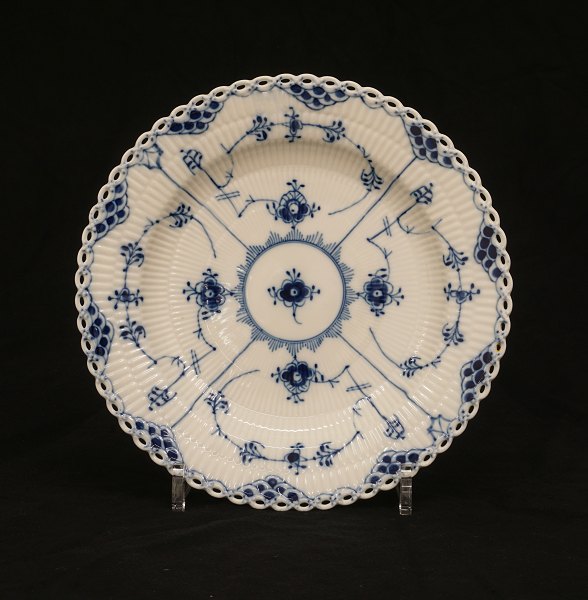 Royal Copenhagen musselmalet helblonde middagstallerken.
#1084. D: 25cm