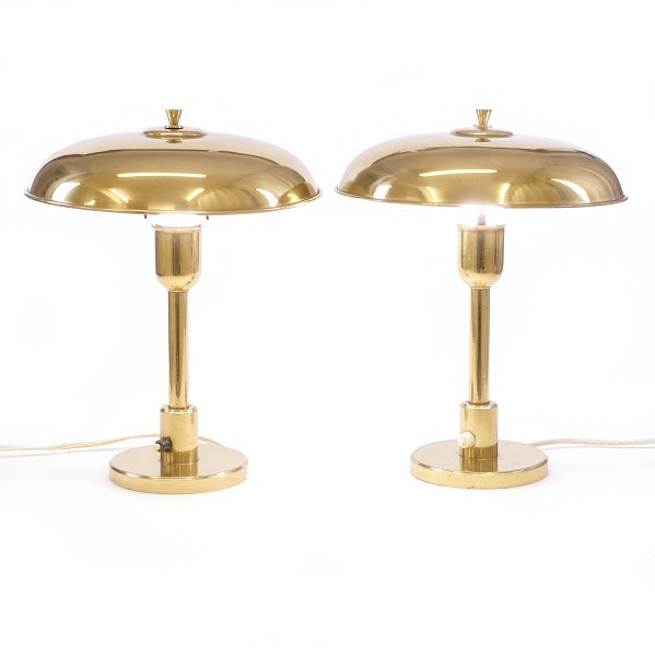 Et par bordlamper i messing. Danmark i 1950erne. H: 34cm. D: 26cm