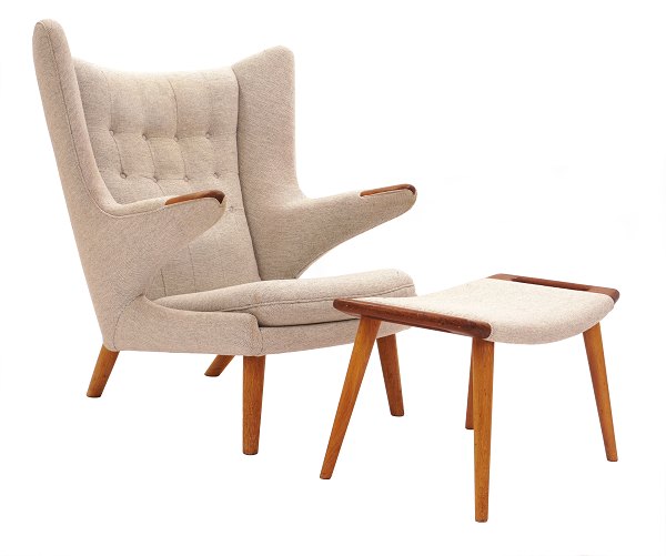 Hans J. Wegner Bamsestol med fodskammel. Hans Jørgen Wegner, 1914-2001, 
Bamsestol med fodskammel. Negle og håndtag udført i teak. AP19 og AP29. God 
stand med nyere polstring. Lette brugsspor.