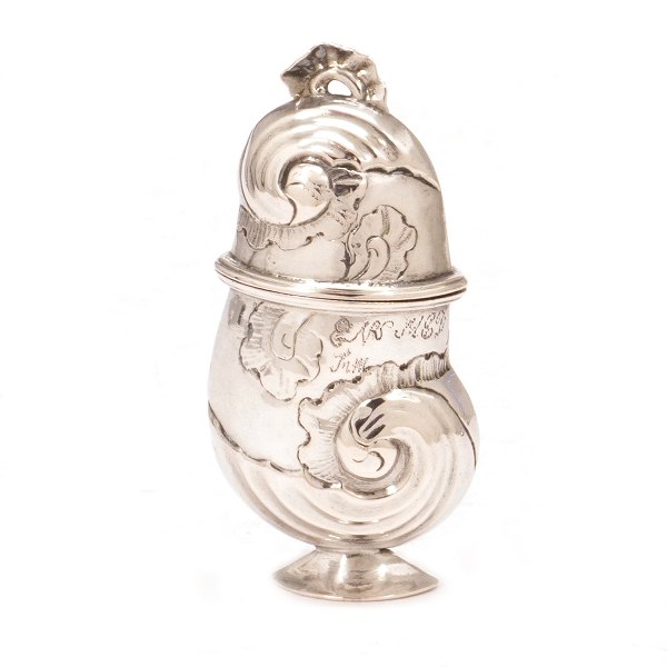 Hovedvandsæg i sølv. Ustemplet. Sandsynligvis Joachim Weller, Holstebro, 
1754-92. H: 7cm