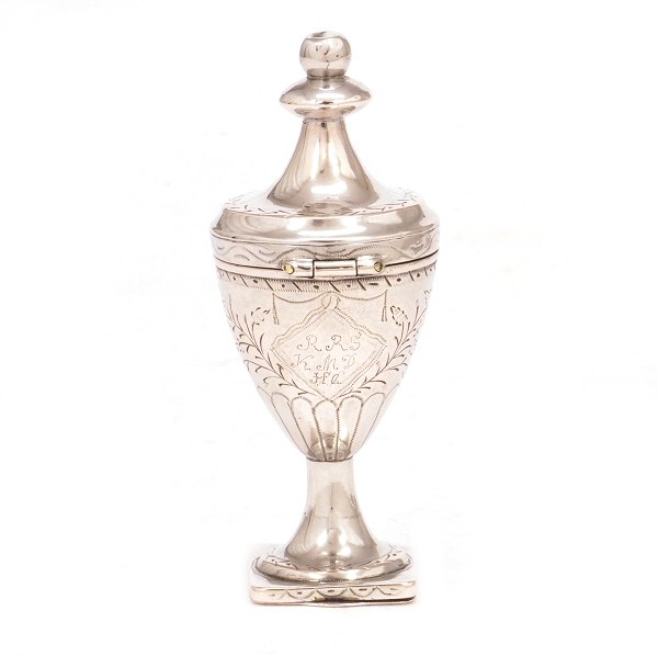 Hovedvandsæg i sølv udført af Peter Christian Clausen, Kolding, 1761-1811. H: 
8,7cm