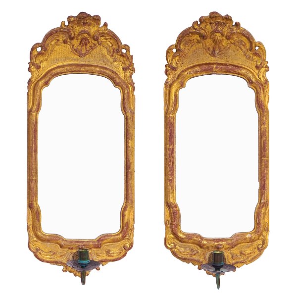 Et par svenske rokoko lampetspejle med forgyldninger og facetslebet glas. 
Sandsynligvis Stockholm ca. år 1760. Mål: 60x24,5cm
