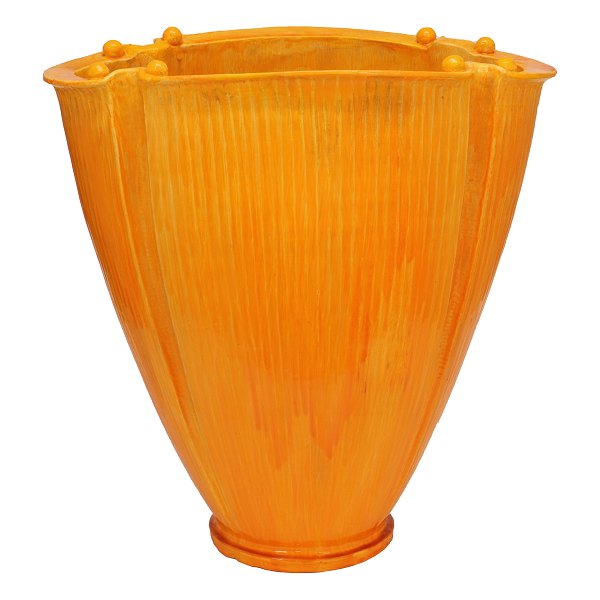 Kolossal Kähler vase med uranglasur signeret af Svend Hammershøi med utydelig 
datering sandsynligvis slutningen af 1920erne. Signeret "HAK" under fod. H: 
53cm. B: 51cm. D: 31cm