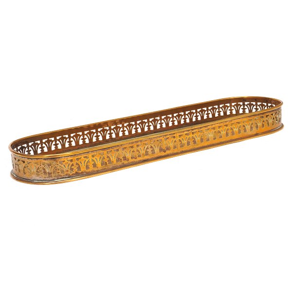 Oval empire bakke med original bemaling og gennembrudt messing fane. Ca. år 
1830. L: 31cm