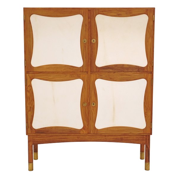 Nøddetræsskab i valnød af Jens Ingvard Jensen, Odense, ca. år 1948. Med etiket 
herfra. H: 156cm. B: 120cm. D: 42cm