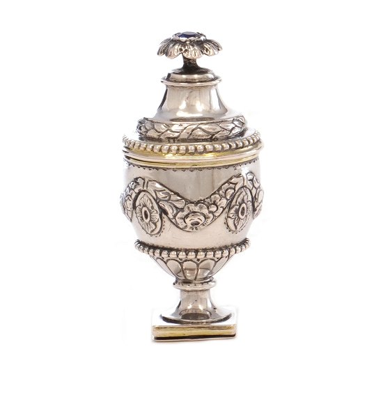 Hovedvandsæg i delvist forgyldt sølv af Jens Christian Bøgh, 1791-1810, Vejle. 
H: 7cm