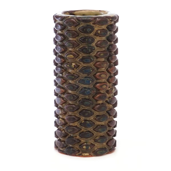 Axel Salto vase. Axel Salto, 1889-1961, tidlig cylindrisk vase udført i stentøj i knoppet stil med usædvanligt dybe knopper. Signeret Salto og dateret 1941/1947. H: 15,2cm. D: 7cm