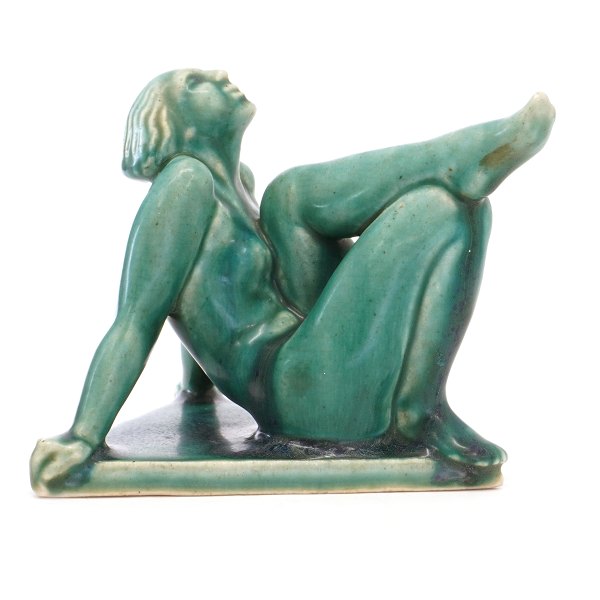 Jens Jacob Bregnø, 1877-1946, Art Deco figur i form af siddende kvinde udført i stentøj. Signeret JB. H: 13cm. D: 17cm. B: 15cm