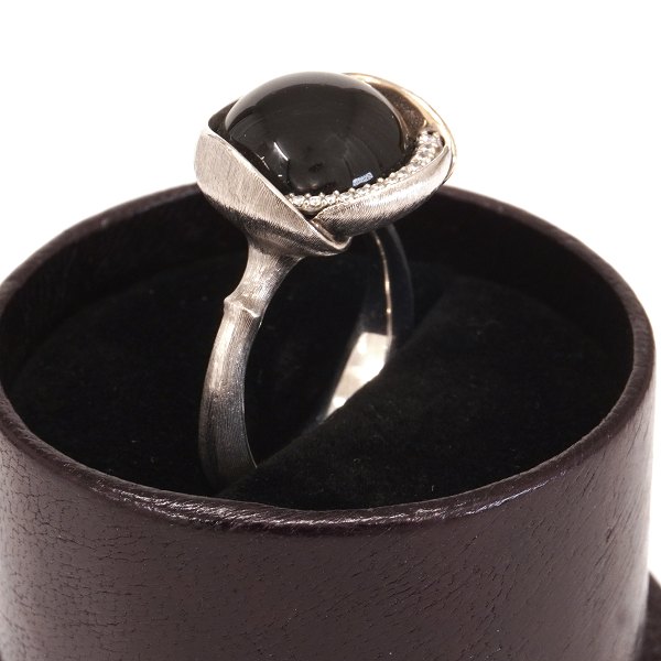 Ole Lynggaard Lotus ring i 18kt hvidguld prydet med 13 brillanter. Ringstr. 54