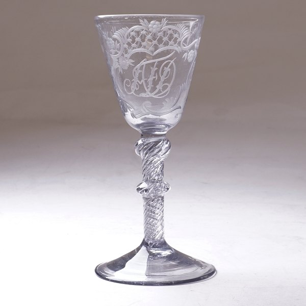 Nøstetangen Chrystal Desert glas prydet med kartouche med monogram "AFD" og drikkevers. Nøstetangen ca. år  1760. H: 14cm
